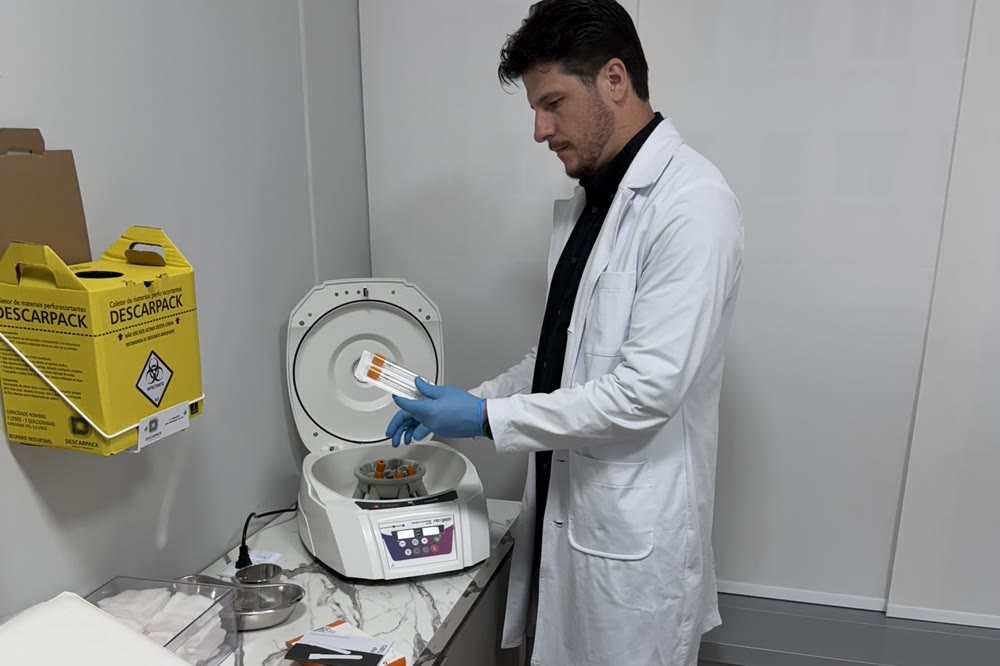 Dr. Rúbio Arruda preparando os tubos na centrífuga — concentração das plaquetas no consultório