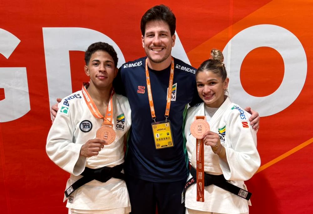 Dr. Rúbio Arruda com atletas medalhistas da Seleção Brasileira de Judô