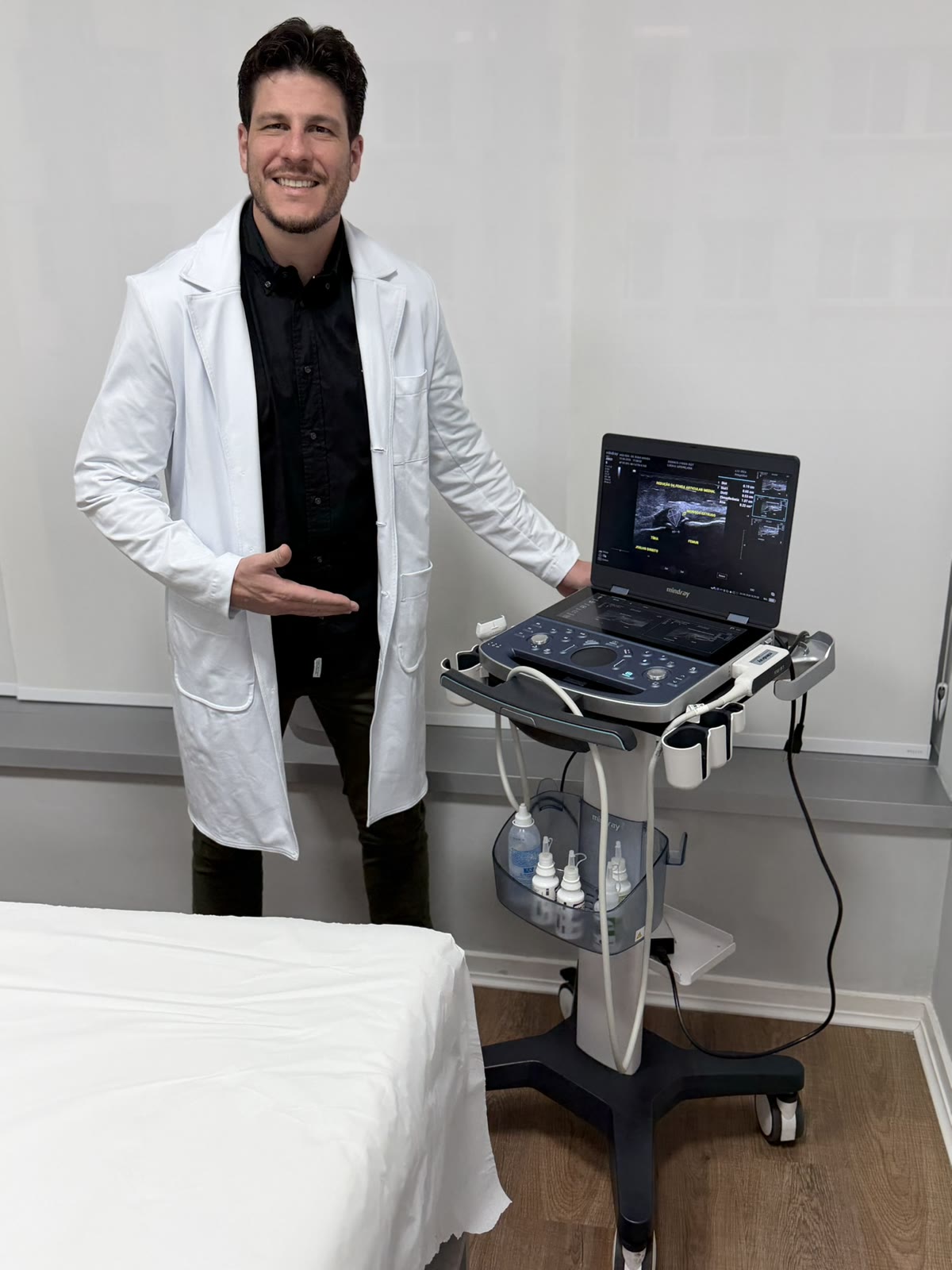 Dr. Rúbio Arruda ao lado do ultrassom no consultório em Copacabana