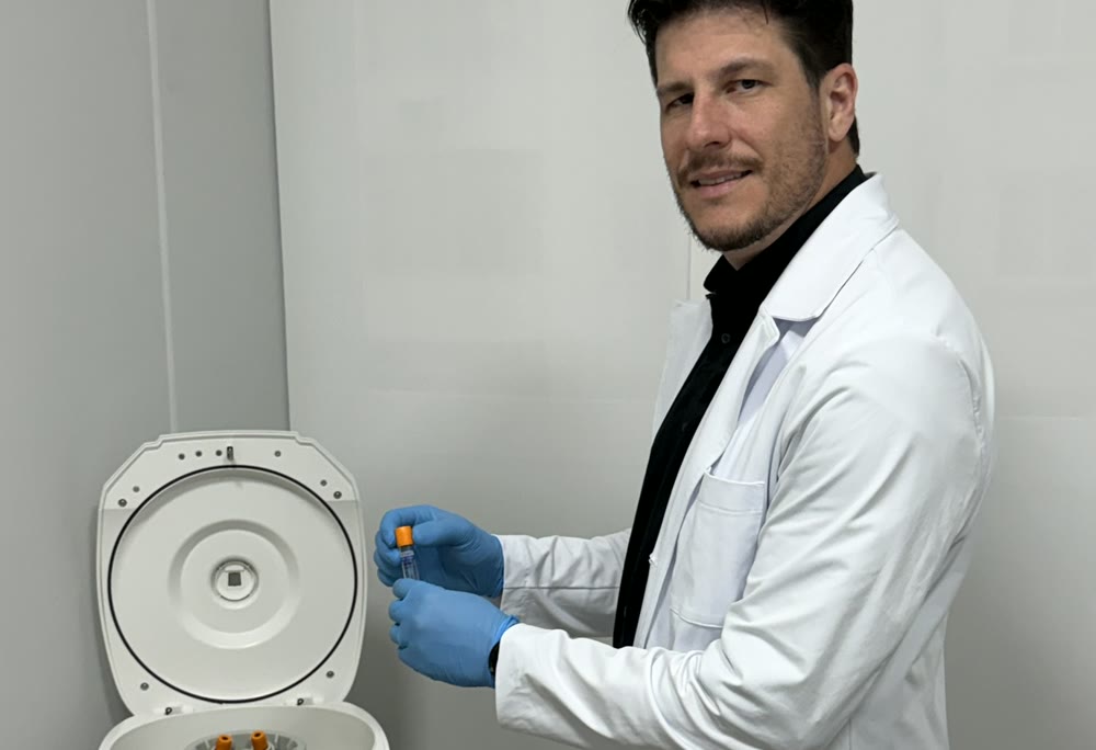 Dr. Rúbio Arruda com o tubo de PRP ao lado da centrífuga