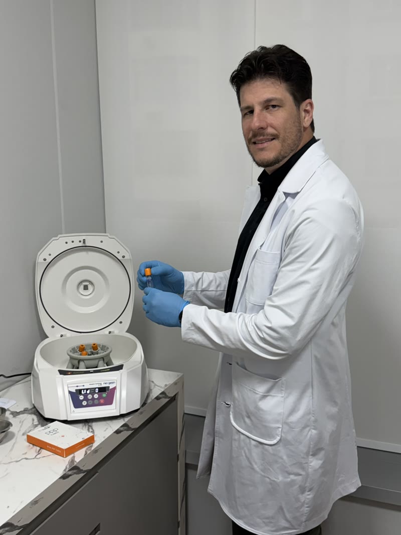 Dr. Rúbio Arruda com o tubo de PRP — Plasma Rico em Plaquetas na prática